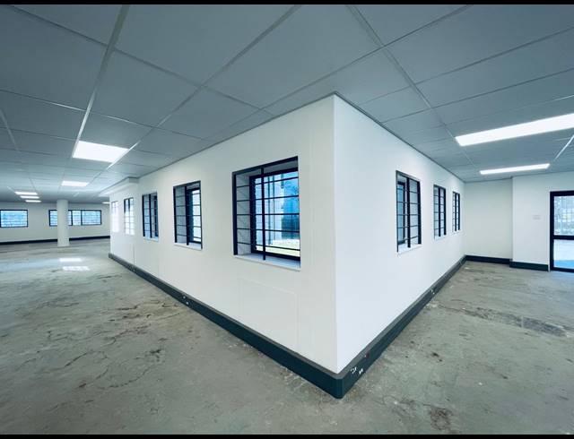 3,949M² OFFICE TO LET IN VORNA VALLEY